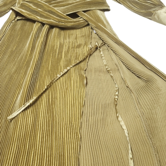 NWT Carli Bybel x Missguided Satin Plisse Plunging Maxi Dress sz 8 yellow gold - Picture 5 of 12